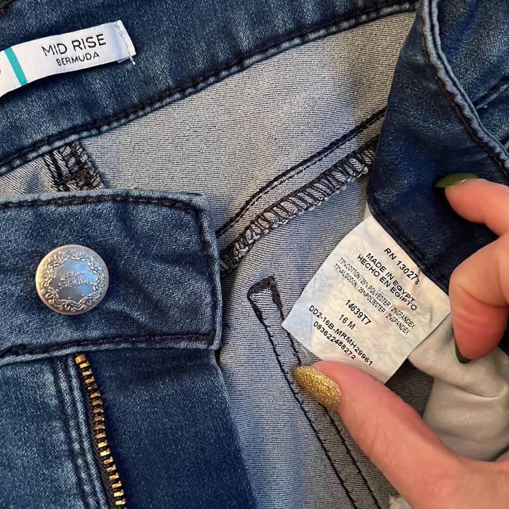Lee Riders Mid Rise Bermuda Shorts. - Picture 4 of 4